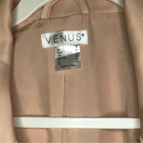 Feather Cuff Tuxedo Coat
Elegant Pink Peach Feather-Trimmed Coat - Picture 6 of 15